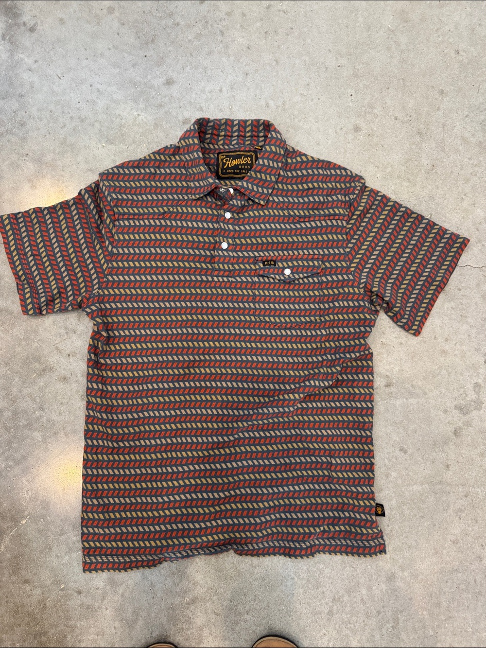 Howler Brothers H+B Ranchero Polo – Size M – Charcoal/Rust/Gold Geo Print